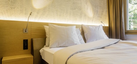 Hotel Schwaegalp Zimmer Bett Lampe ZVG