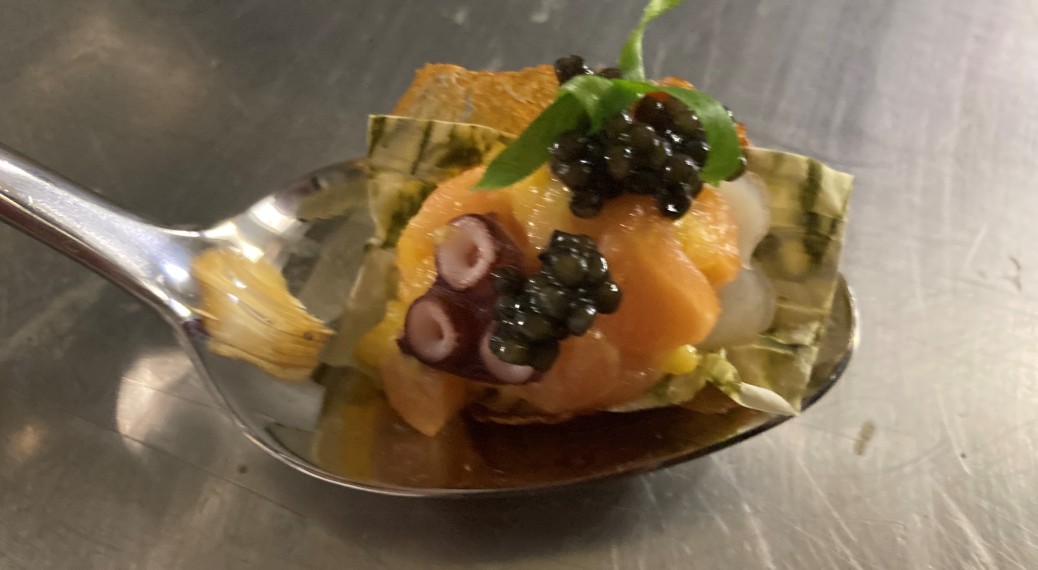 Hideaki Matsuo  Lachs Tintenfisch und Kaviar auf Kartoffelschaum